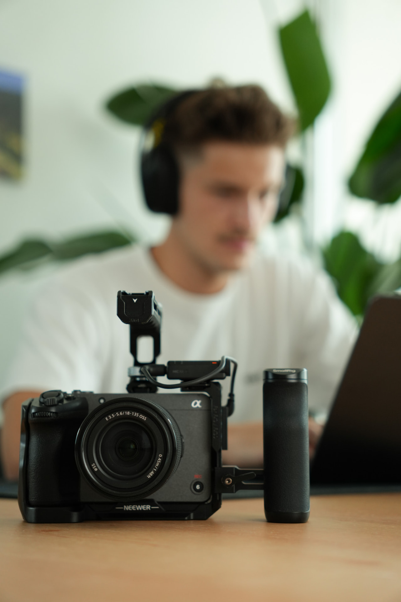 Noah Wierer von ARGOS STUDIO bei der Videoproduktion in Südtirol